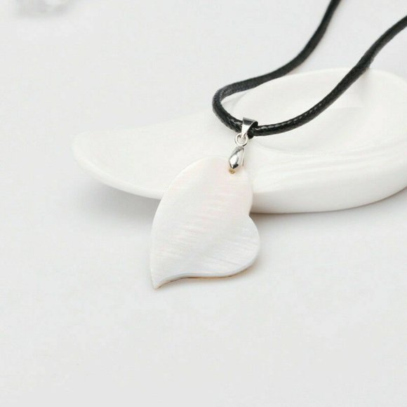 Abalone Paua Shell Heart Pendant Necklace - Picture 3 of 4